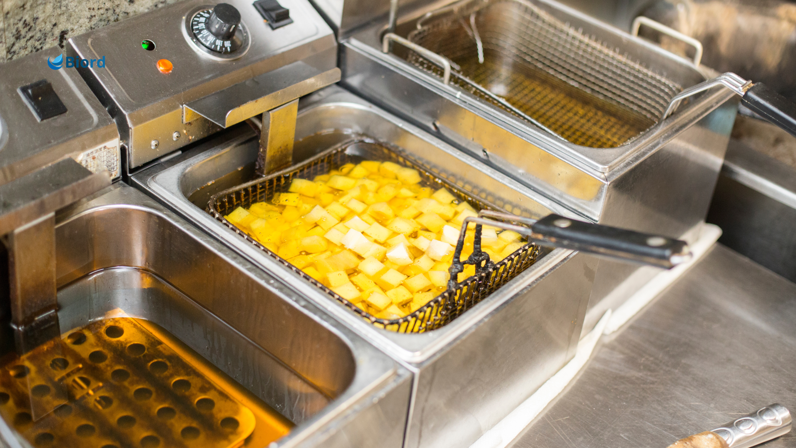 Grande volume de óleo aparecendo em fritadeira industrial