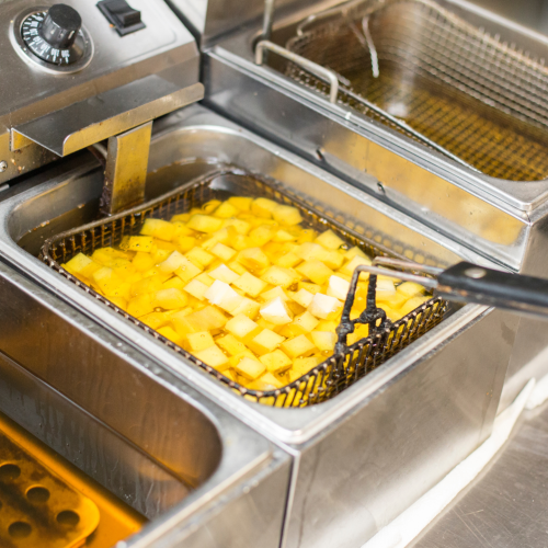 Grande volume de óleo aparecendo em fritadeira industrial